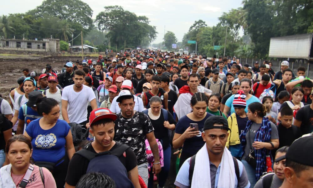 Migrantes caminan en caravana este domingo en el municipio de Tapachula en el estado de Chiapas (México). EFE/ Juan Manuel Blanco