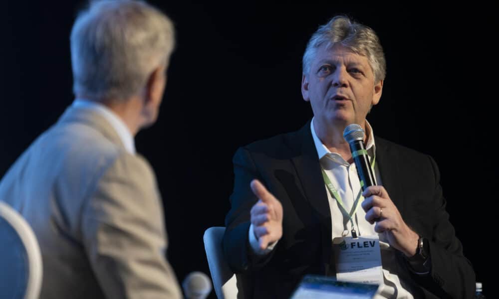 El secretario de Estado de Medioambiente de Mato Grosso do Sul, Jaime Verruck, habla junto al director Editorial de EFE América, Manuel Fuentes García, habla durante el segundo día del II Foro Latinoamericano de Economía Verde en São Paulo (Brasil). EFE/ Isaac Fontana