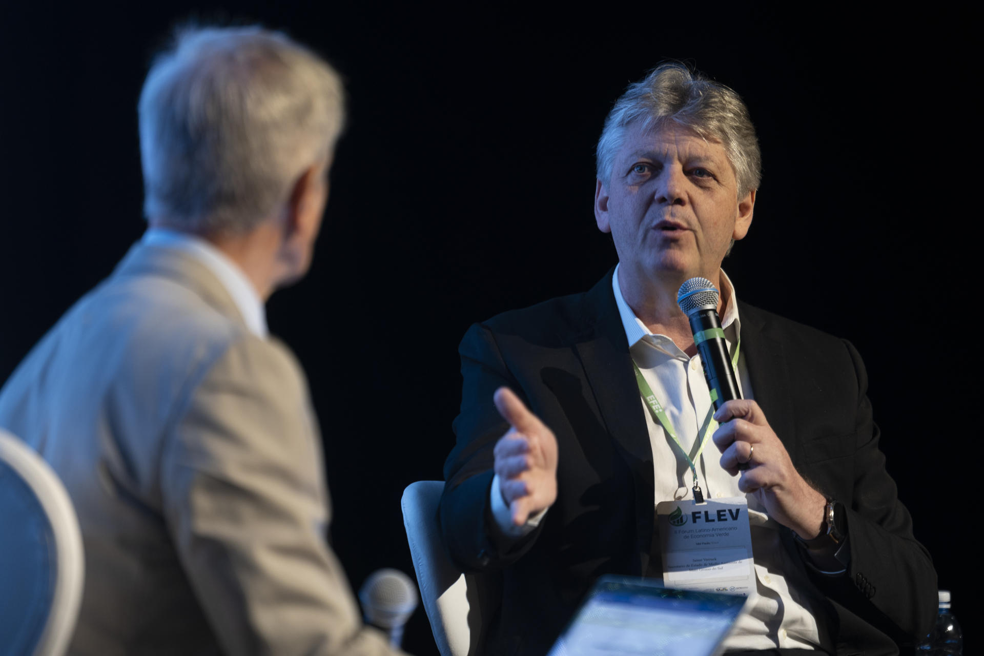 El secretario de Estado de Medioambiente de Mato Grosso do Sul, Jaime Verruck, habla junto al director Editorial de EFE América, Manuel Fuentes García, habla durante el segundo día del II Foro Latinoamericano de Economía Verde en São Paulo (Brasil). EFE/ Isaac Fontana