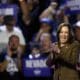 Fotografía de archivo de la candidata presidencial demócrata, la vicepresidenta Kamala Harris, mientras llega a un mitin de campaña en Las Vegas, Nevada, EE.UU., el 29 de septiembre de 2024.EFE/EPA/Caroline Brehman