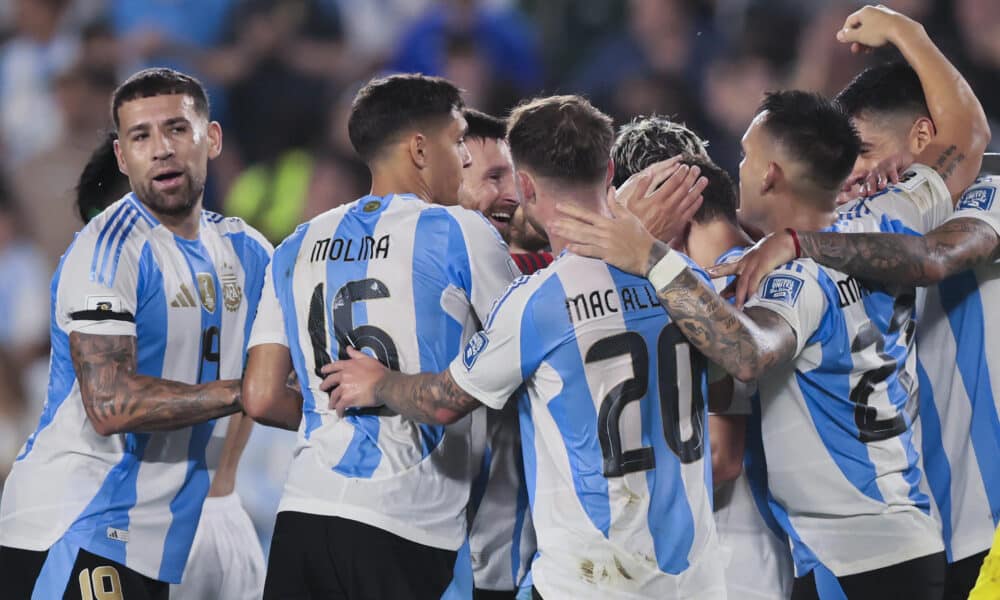 Jugadores de Argentina celebran un gol en un partido de las eliminatorias sudamericanas para el Mundial de 2026. EFE/ Luciano González