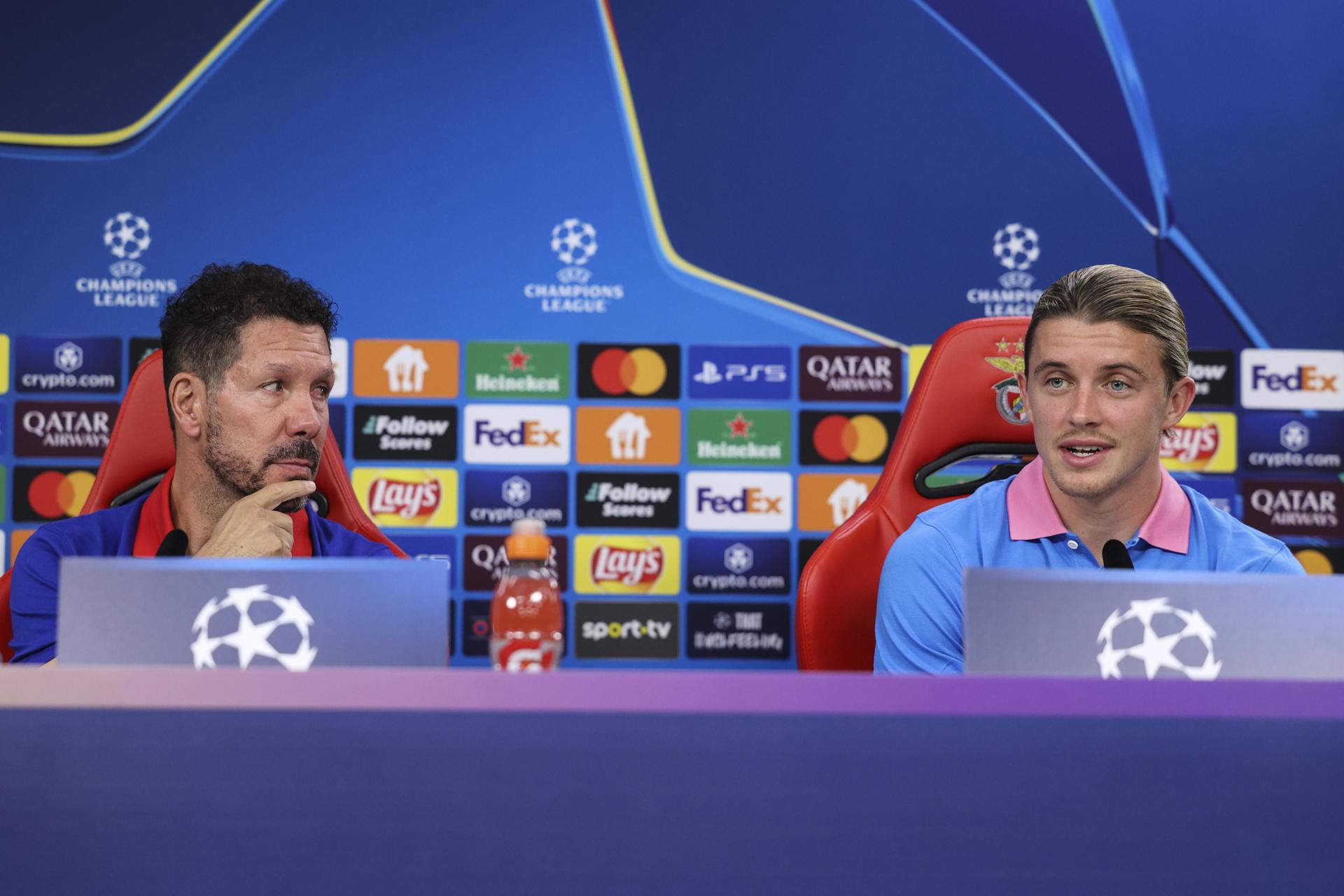 Gallagher, al lado de Simeone, en la rueda de prensa de este martes. EFE/EPA/MIGUEL A. LOPES