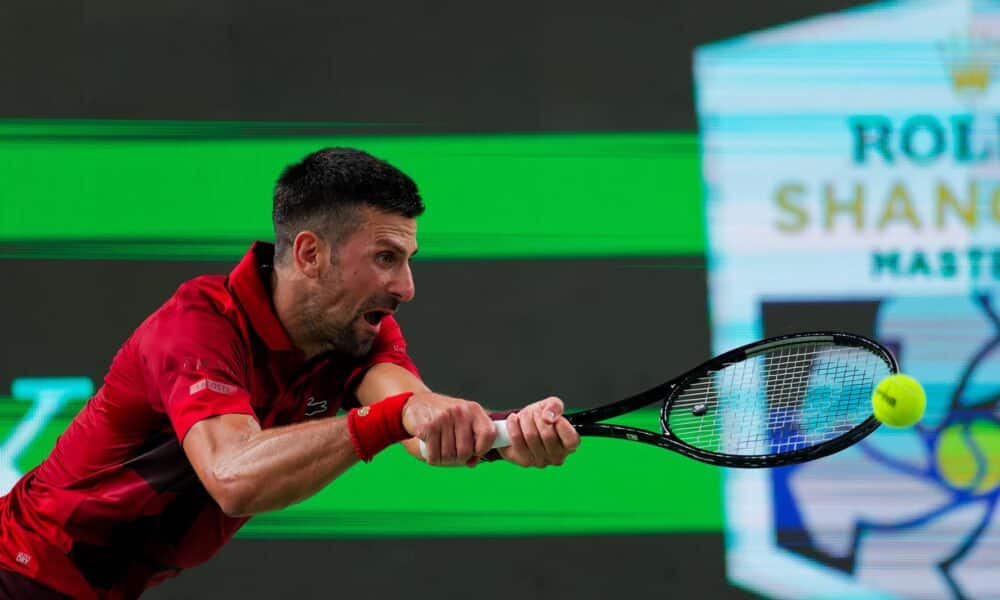 Novak Djokovic durante el duelo del Masters de Shanghái que le midió con el estadounidense Alex Michelsen. EFE/EPA/ALEX PLAVEVSKI