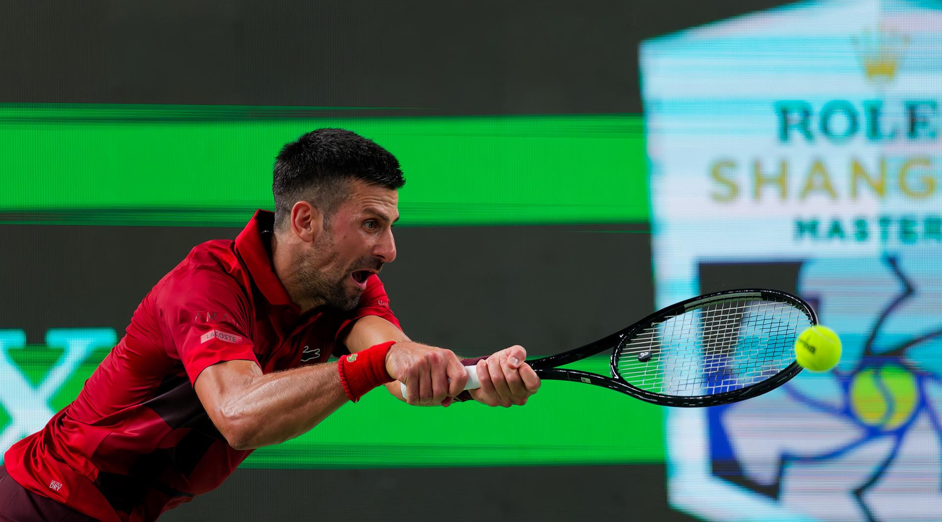 Novak Djokovic durante el duelo del Masters de Shanghái que le midió con el estadounidense Alex Michelsen. EFE/EPA/ALEX PLAVEVSKI