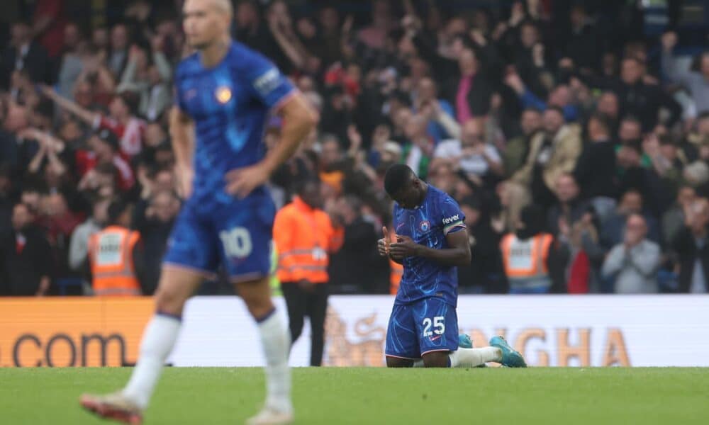 El medio del Chelsea Moises Caicedo (en segundo palno) se lamenta durante el partido de la Premier League que han jugado Chelsea FC y Nottingham Forest, en Londres. Reino Unido. EFE/EPA/NEIL HALL