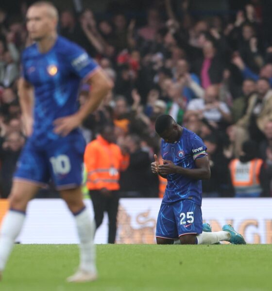 El medio del Chelsea Moises Caicedo (en segundo palno) se lamenta durante el partido de la Premier League que han jugado Chelsea FC y Nottingham Forest, en Londres. Reino Unido. EFE/EPA/NEIL HALL