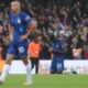 El medio del Chelsea Moises Caicedo (en segundo palno) se lamenta durante el partido de la Premier League que han jugado Chelsea FC y Nottingham Forest, en Londres. Reino Unido. EFE/EPA/NEIL HALL