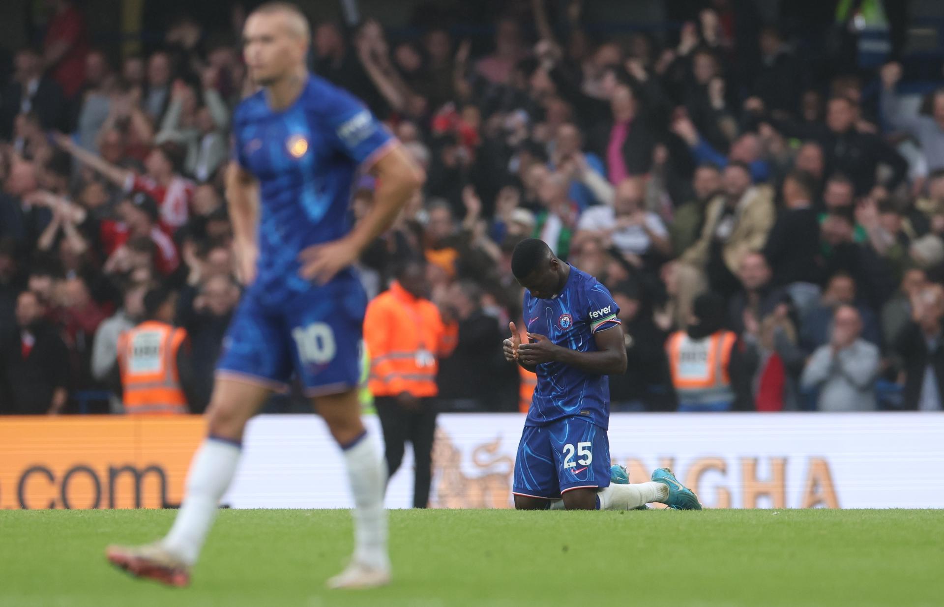 El medio del Chelsea Moises Caicedo (en segundo palno) se lamenta durante el partido de la Premier League que han jugado Chelsea FC y Nottingham Forest, en Londres. Reino Unido. EFE/EPA/NEIL HALL