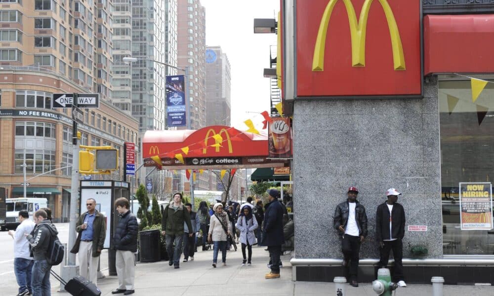 Imagen de archivo de uno de los McDonalds de Nueva York, Estados Unidos. EFE/Andrew Gombert