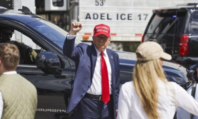 El candidato presidencial republicano Donald J. Trump (centro) hace un gesto mientras recorre las zonas dañadas por el huracán Helene en Valdosta, Georgia, EE.UU., el 30 de septiembre de 2024. EFE/EPA/Erik S. Lesser