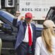 El candidato presidencial republicano Donald J. Trump (centro) hace un gesto mientras recorre las zonas dañadas por el huracán Helene en Valdosta, Georgia, EE.UU., el 30 de septiembre de 2024. EFE/EPA/Erik S. Lesser