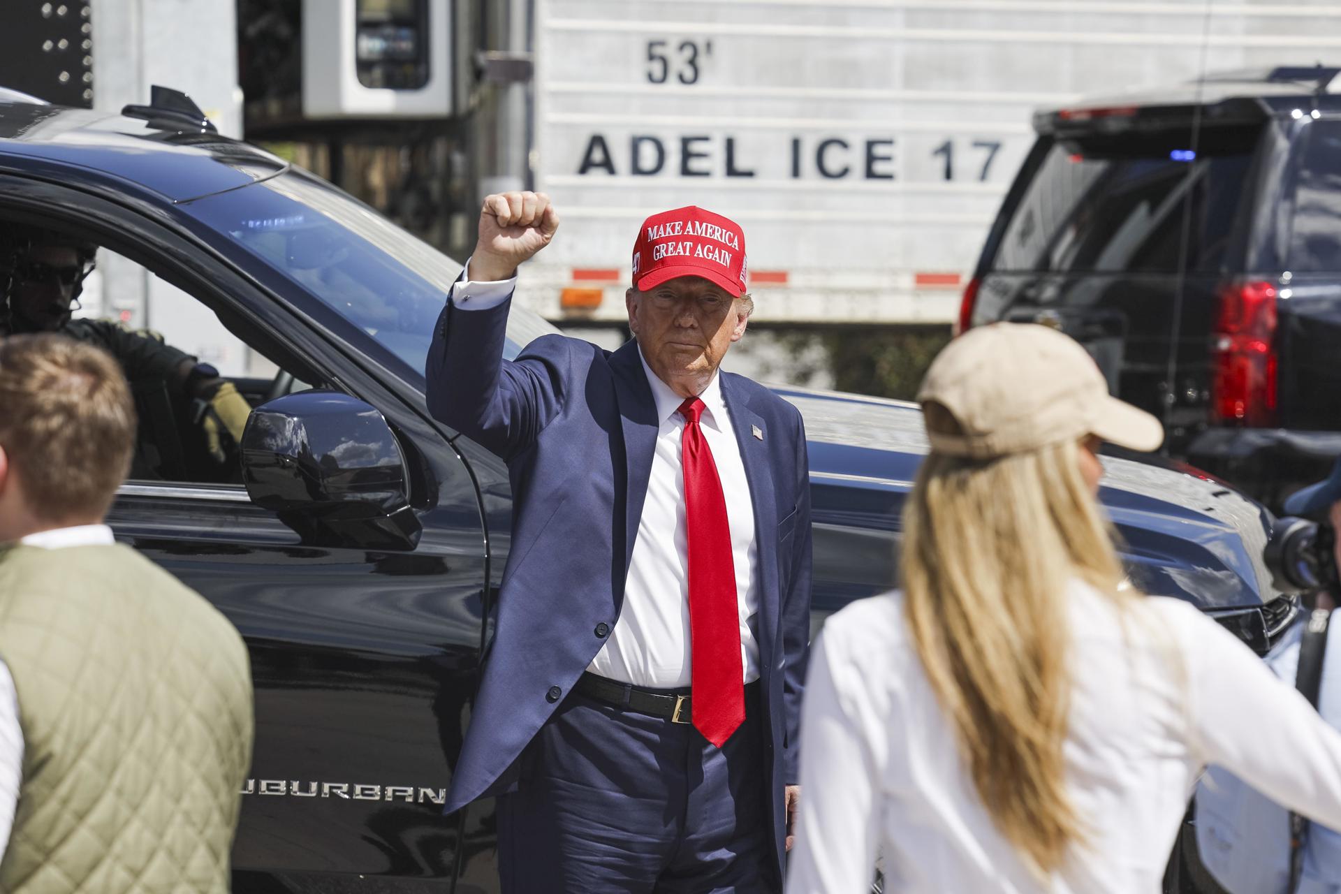 El candidato presidencial republicano Donald J. Trump (centro) hace un gesto mientras recorre las zonas dañadas por el huracán Helene en Valdosta, Georgia, EE.UU., el 30 de septiembre de 2024. EFE/EPA/Erik S. Lesser