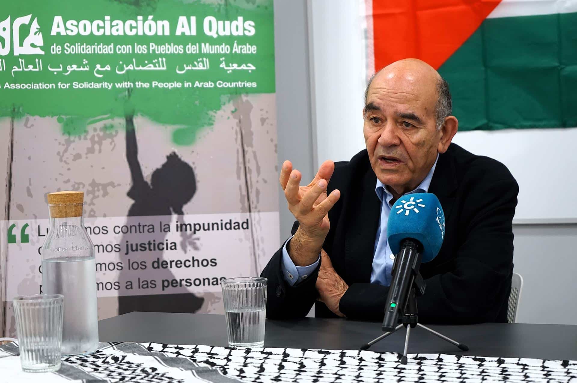 El director del Centro Palestino de Derechos Humanos, Raji Sourani, durante una rueda de prensa donde ha afirmado que la muerte del líder de Hamás, Yahya Sinwar, es "una muerte más" y no servirá para frenar el "genocidio" en Gaza ya que Israel pretende "borrar de la historia" a Palestina, este viernes en Málaga. EFE/María Alonso