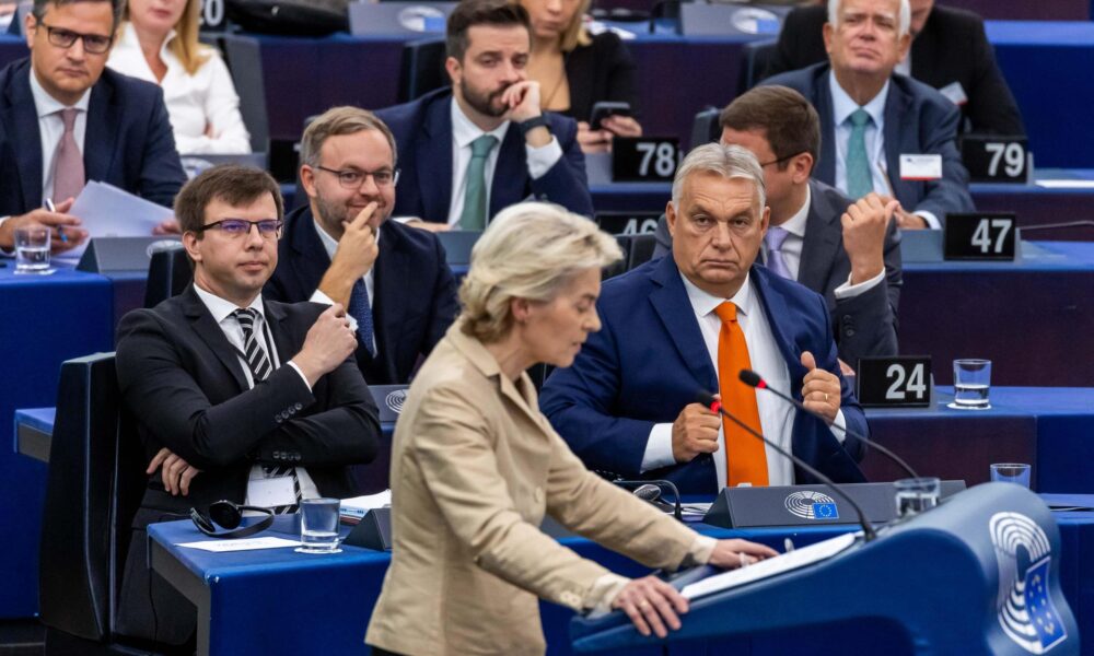 El primer ministro húngaro, Viktor Orban (d), observa mientras la presidenta de la Comisión Europea, Ursula von der Leyen (c), interviene en el pleno para la presentación del programa de actividades de la Presidencia húngara en el Parlamento Europeo en Estrasburgo, Francia, el 9 de octubre de 2024. EFE/EPA/CHRISTOPHE PETIT TESSON