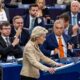 El primer ministro húngaro, Viktor Orban (d), observa mientras la presidenta de la Comisión Europea, Ursula von der Leyen (c), interviene en el pleno para la presentación del programa de actividades de la Presidencia húngara en el Parlamento Europeo en Estrasburgo, Francia, el 9 de octubre de 2024. EFE/EPA/CHRISTOPHE PETIT TESSON