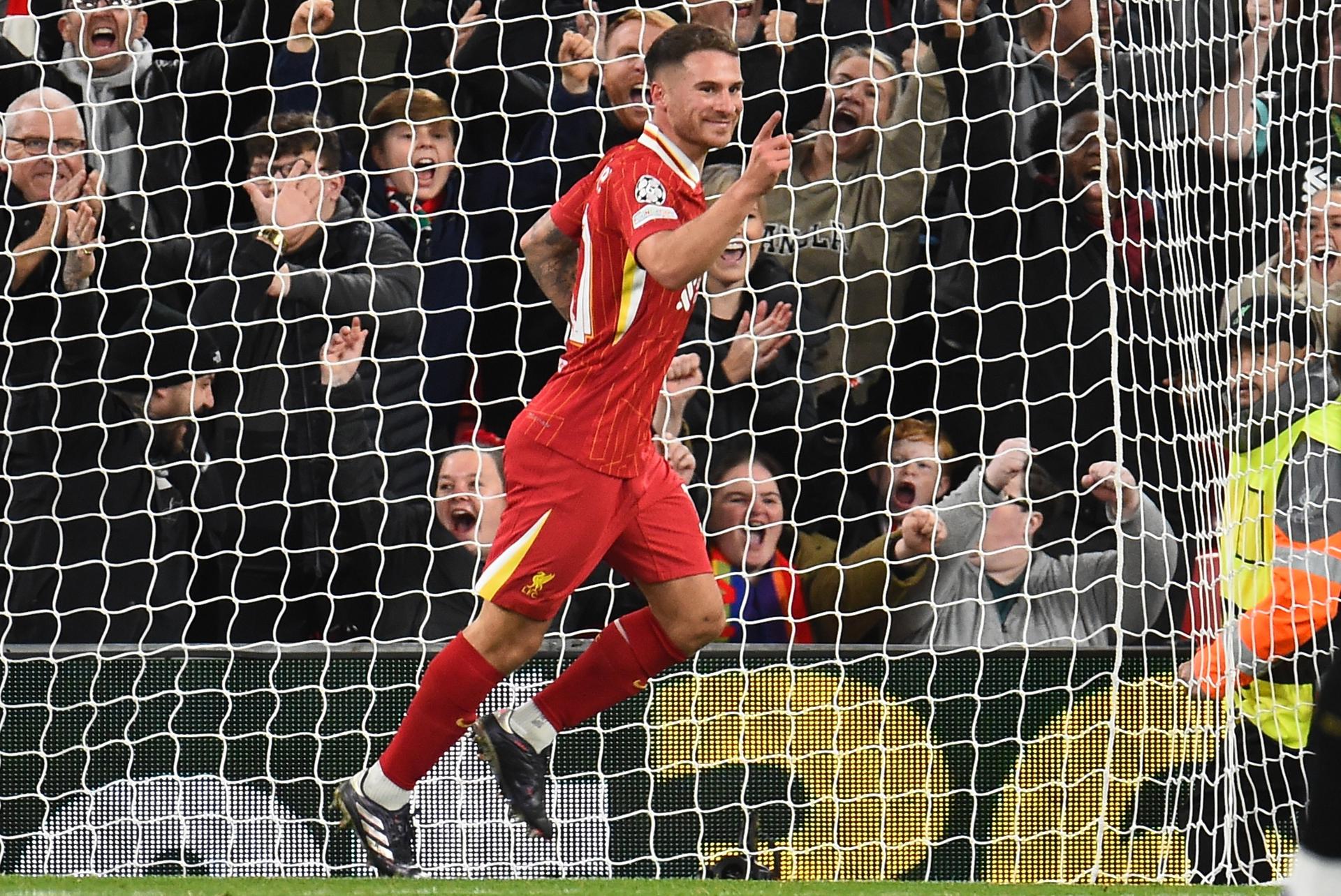 El jugador del Liverpool Alexis Mac Allister celebra el 1-0 durante el partido de la segunda jornada de la UEFA Champions League que han jugado Liverpool FC y Bologna FC 1909 en Liverpool, Reino Unido. EFE/EPA/PETER POWELL