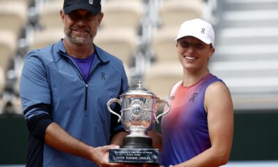 Iga Swiatek (d) y su entrenador Tomasz Wiktorowski posan con el trofeo, tras ganar la final de Roland Garros ante la italiana Jasmine Paolini, el pasado 8 de junio. EFE/EPA/YOAN VALAT