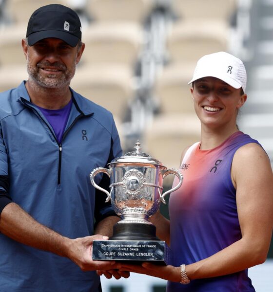 Iga Swiatek (d) y su entrenador Tomasz Wiktorowski posan con el trofeo, tras ganar la final de Roland Garros ante la italiana Jasmine Paolini, el pasado 8 de junio. EFE/EPA/YOAN VALAT