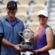 Iga Swiatek (d) y su entrenador Tomasz Wiktorowski posan con el trofeo, tras ganar la final de Roland Garros ante la italiana Jasmine Paolini, el pasado 8 de junio. EFE/EPA/YOAN VALAT