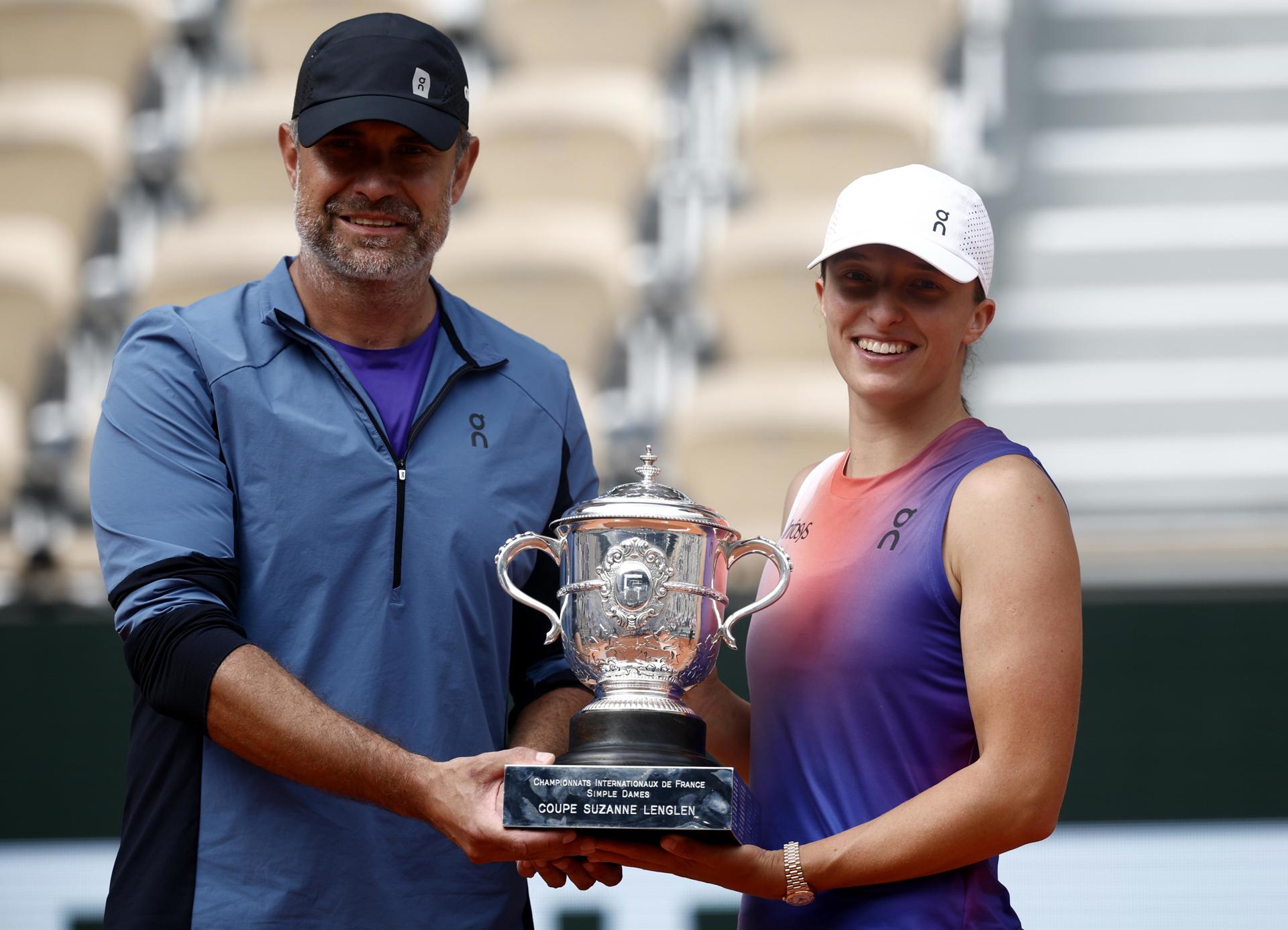 Iga Swiatek (d) y su entrenador Tomasz Wiktorowski posan con el trofeo, tras ganar la final de Roland Garros ante la italiana Jasmine Paolini, el pasado 8 de junio. EFE/EPA/YOAN VALAT