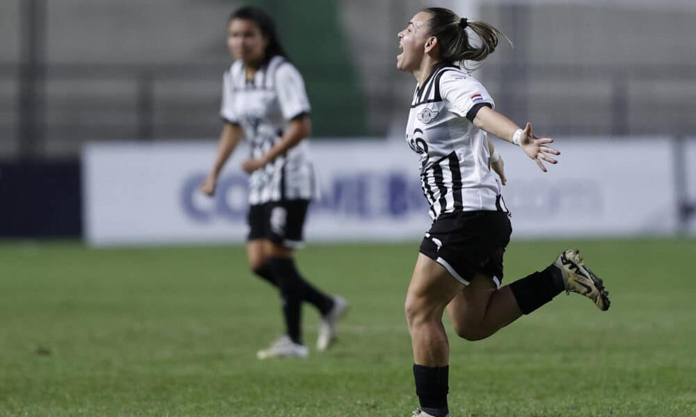 Ramona Martínez (d) de Libertad celebra un gol ante Corinthians en el estadio Arsenio Erico en Asunción (Paraguay). EFE/ Juan Pablo Pino