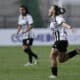 Ramona Martínez (d) de Libertad celebra un gol ante Corinthians en el estadio Arsenio Erico en Asunción (Paraguay). EFE/ Juan Pablo Pino