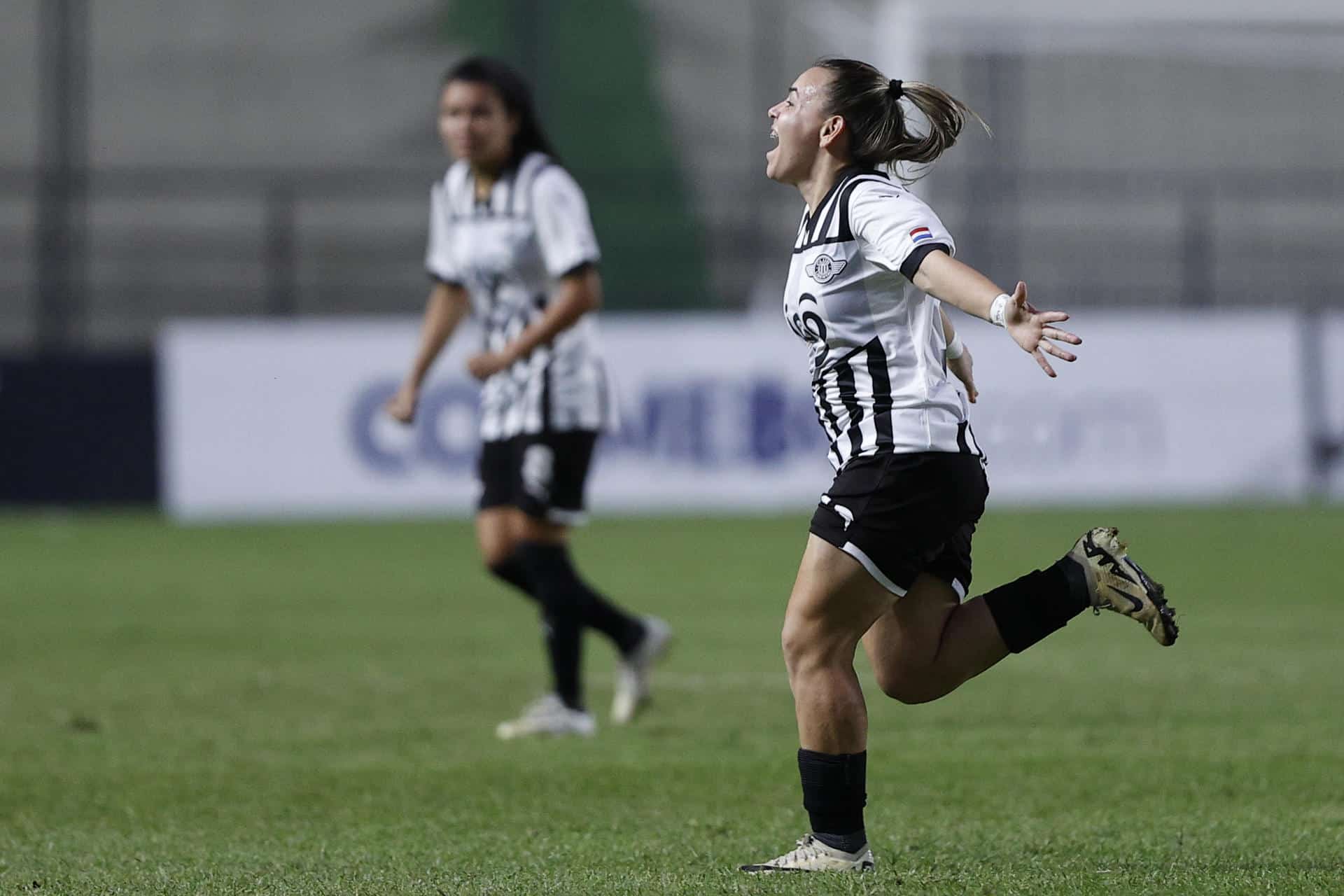 Ramona Martínez (d) de Libertad celebra un gol ante Corinthians en el estadio Arsenio Erico en Asunción (Paraguay). EFE/ Juan Pablo Pino