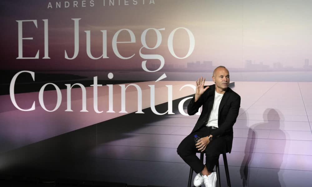 El futbolista Andrés Iniesta durante la rueda de prensa que ofrece este martes en Barcelona en la que explica sus planes de futuro. EFE/Alejandro García