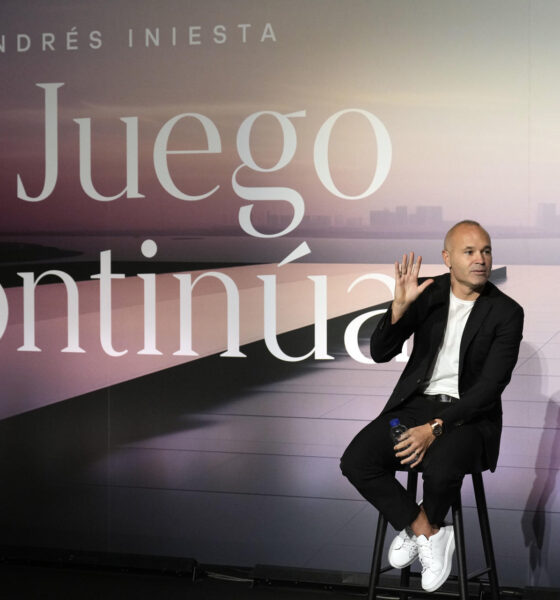 El futbolista Andrés Iniesta durante la rueda de prensa que ofrece este martes en Barcelona en la que explica sus planes de futuro. EFE/Alejandro García