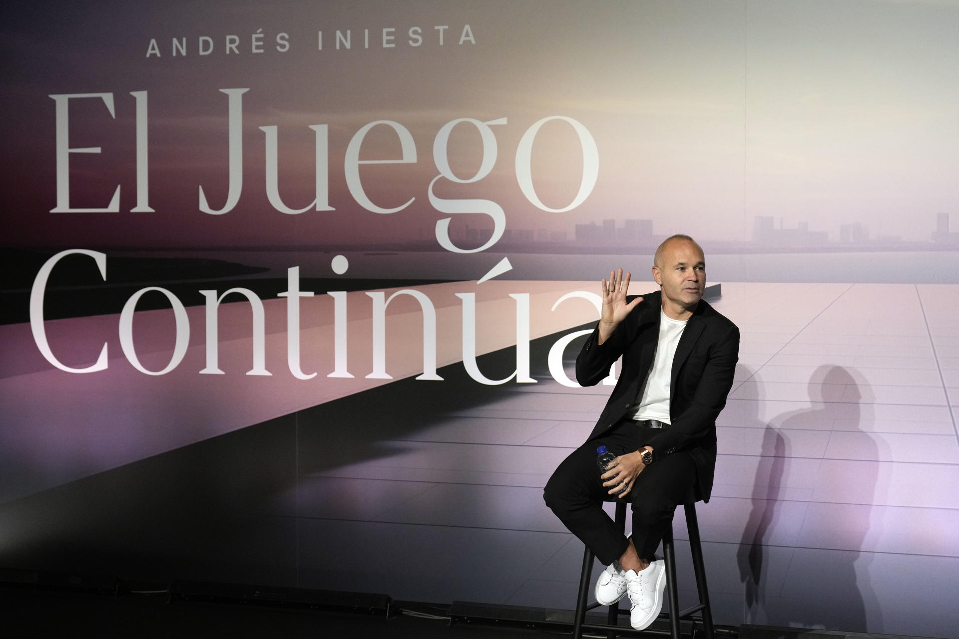 El futbolista Andrés Iniesta durante la rueda de prensa que ofrece este martes en Barcelona en la que explica sus planes de futuro. EFE/Alejandro García