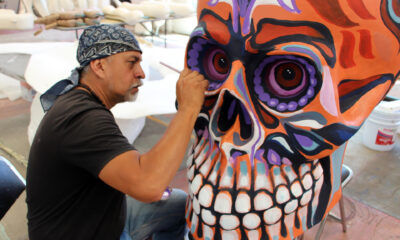 Un artesano pinta una escultura de catrina este jueves, en Atlixco (México). EFE/ Hilda Ríos