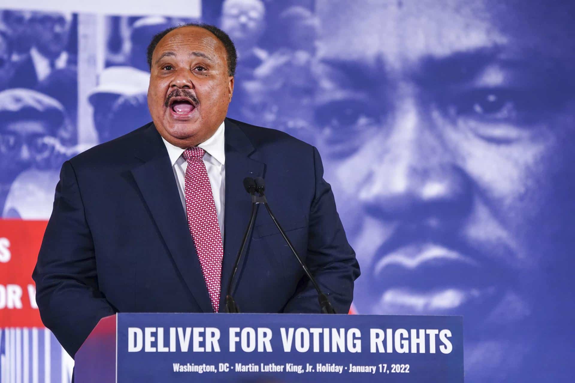 Fotografía de archivo del 17 de enero de 2022 de Martin Luther King III, hablando durante una rueda de prensa en la Union Station, en Washington (Estados Unidos). EFE/ Shawn Thew