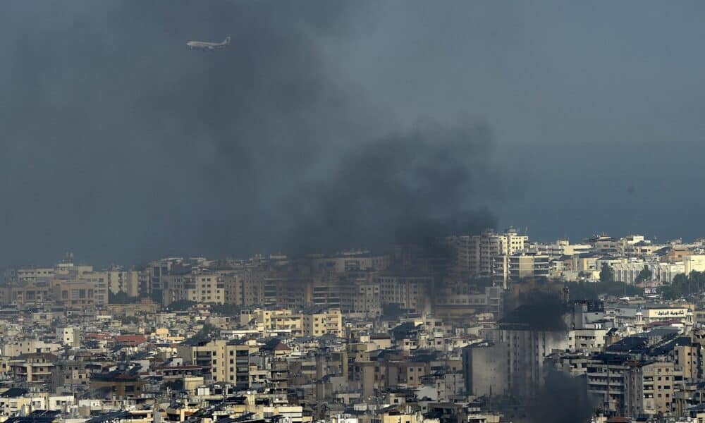 Un avión vuela sobre Beirut tras los bombardeos israelíes al barrio de Dahye. EFE/EPA/WAEL HAMZEH