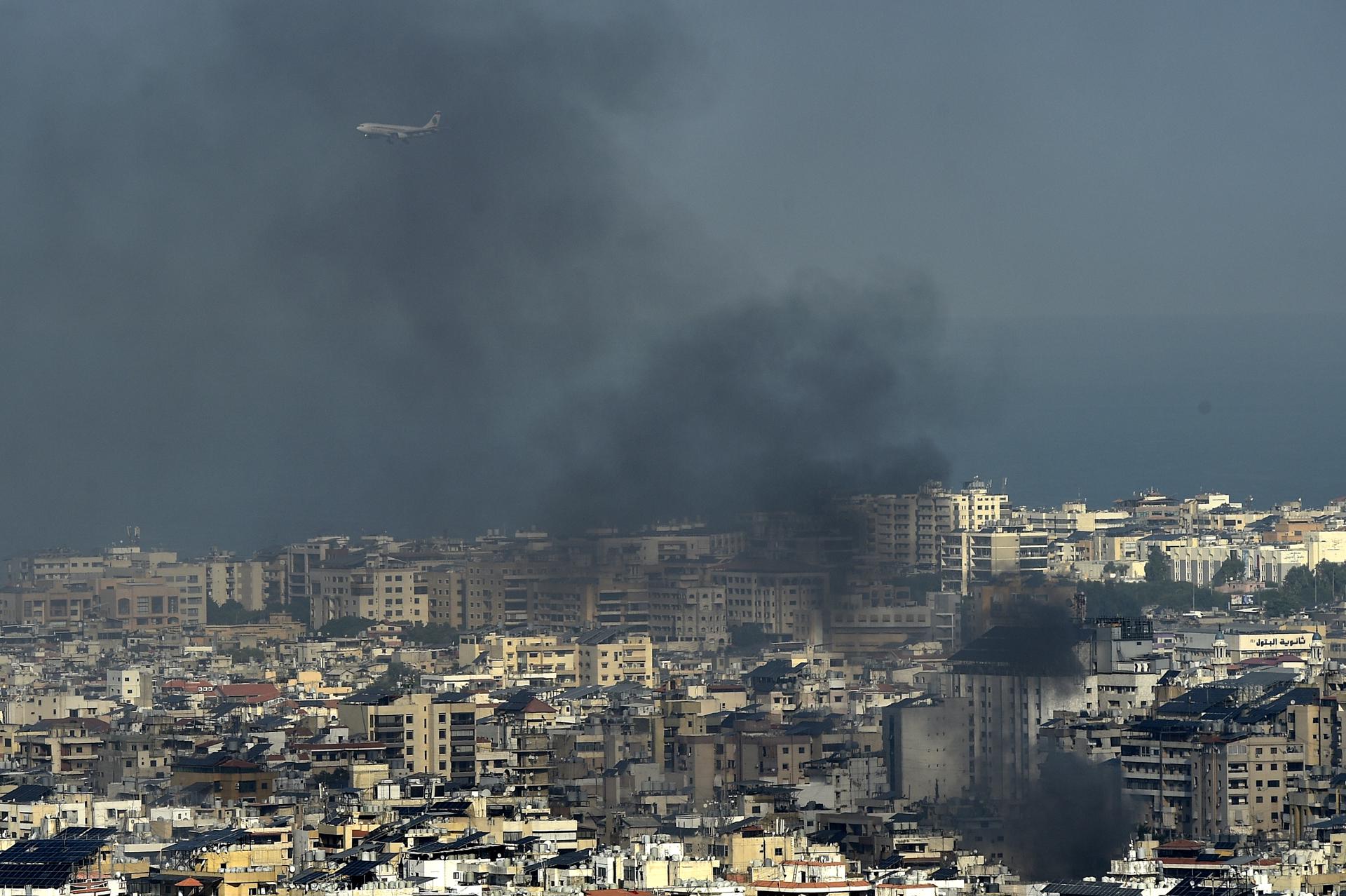 Un avión vuela sobre Beirut tras los bombardeos israelíes al barrio de Dahye. EFE/EPA/WAEL HAMZEH