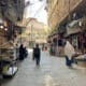 Transeúntes caminan por una calle del campo de refugiados palestinos de Beddawi, en el norte del Líbano, este miércoles. La población del campo de refugiados palestinos de Beddawi no se esperaba que sus laberínticas callejuelas copadas por marañas de cables eléctricos fuesen a ser objetivo de un bombardeo israelí como el del pasado sábado, el primero en el norte del Líbano en un año de violencia. EFE/ Noemí Jabois