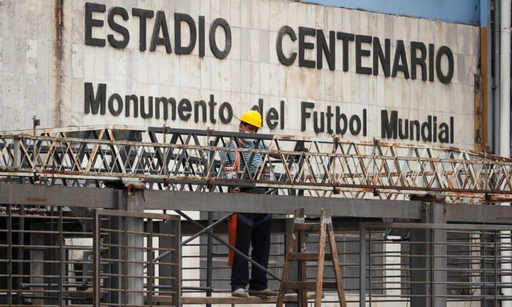 Imagen de archivo de la fachada en mantenimiento del estadio Centenario de Montevideo, elegido como sede del partido de vuelta de las semifinales de la Copa Libertadores entre Peñarol y Botafogo. EFE/ Raúl Martínez