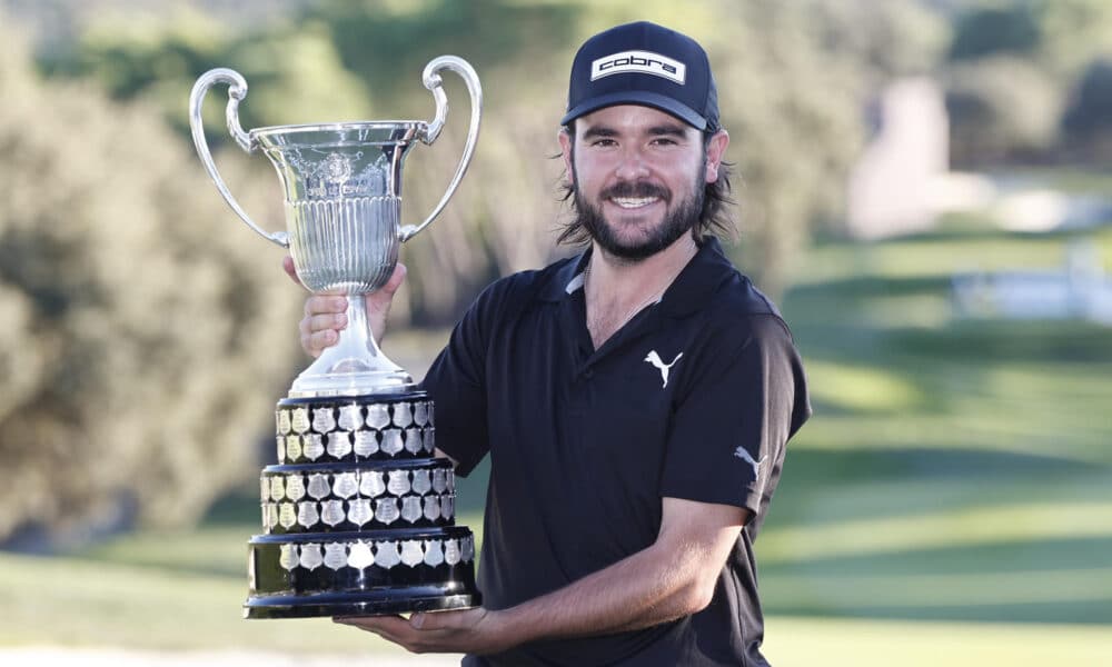 El golfista español Ángel Hidalgo posa con el trofeo, tras su victoria en el Abierto de Españ. EFE/Sergio Pérez