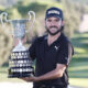 El golfista español Ángel Hidalgo posa con el trofeo, tras su victoria en el Abierto de Españ. EFE/Sergio Pérez