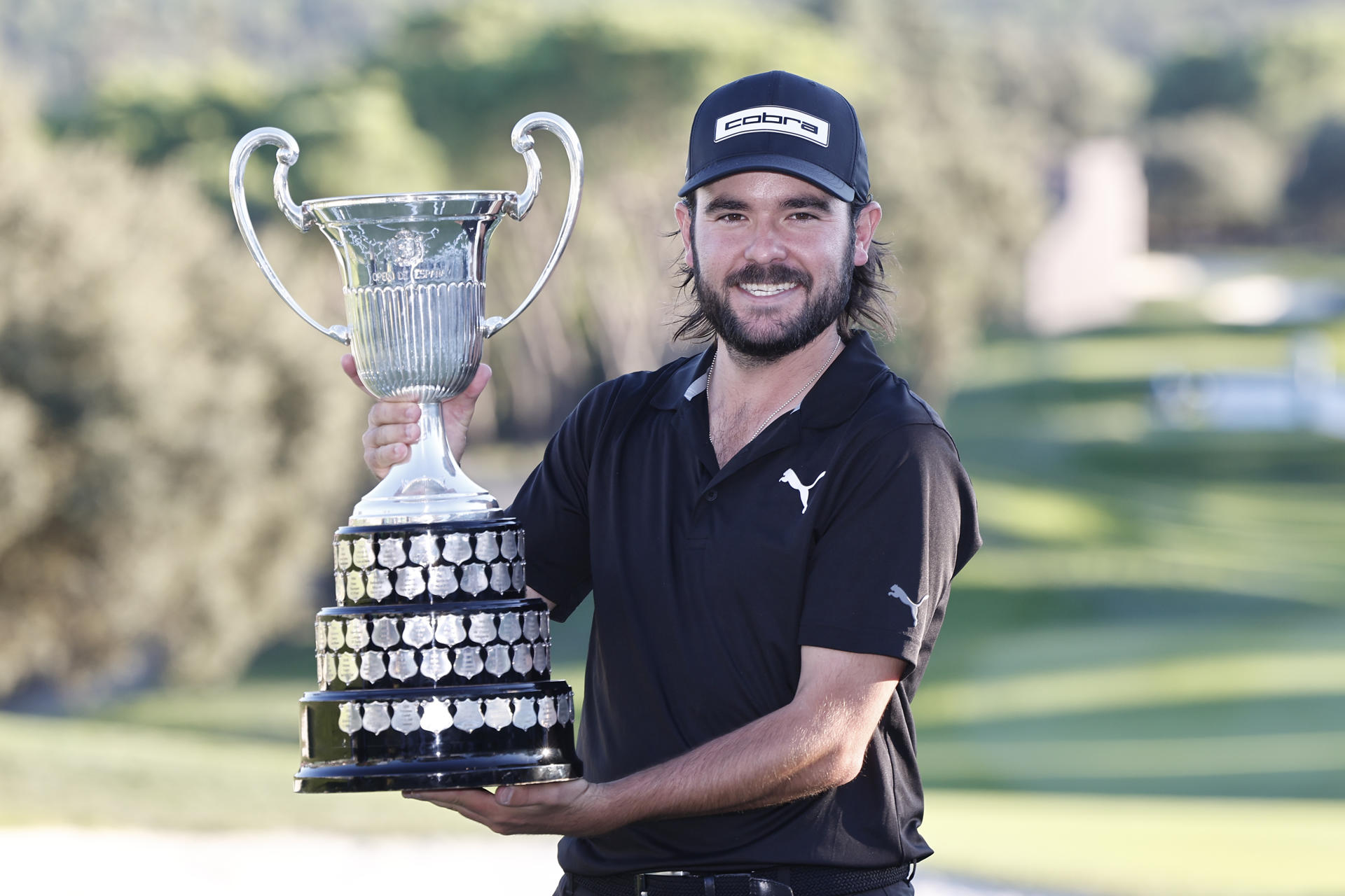 El golfista español Ángel Hidalgo posa con el trofeo, tras su victoria en el Abierto de Españ. EFE/Sergio Pérez