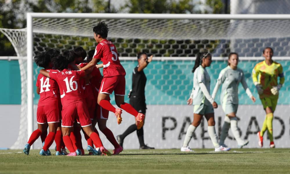 Jugadoras de la selección sub-17 de Corea del Norte celebran uno de los cuatro goles infligidos este jueves a la de México (4-1) en el partido del Mundial de la categoría jugado en el estadio de Cibao, en Santiago de los Caballeros. EFE/ Diana Sánchez