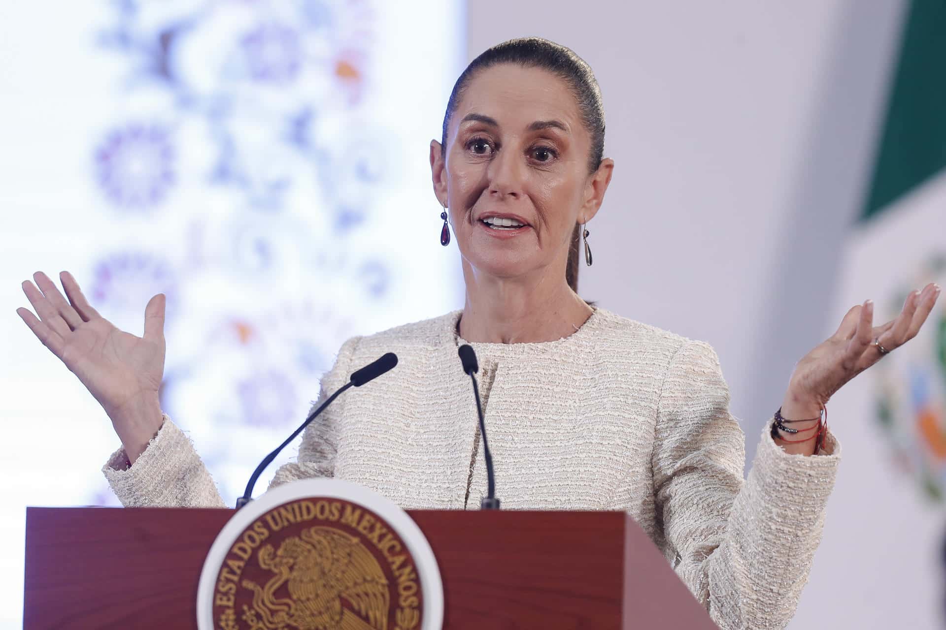 La presidenta de México, Claudia Sheinbaum, participa este martes durante una rueda de prensa, en Palacio Nacional de la Ciudad de México (México). EFE/Isaac Esquivel