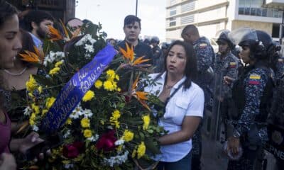 Foto de archivo de diputados y concejales que participan en una ofrenda floral por Fernando Albán en las inmediaciones del edificio del Servicio Bolivariano de Inteligencia (SEBIN). EFE/Miguel Gutiérrez