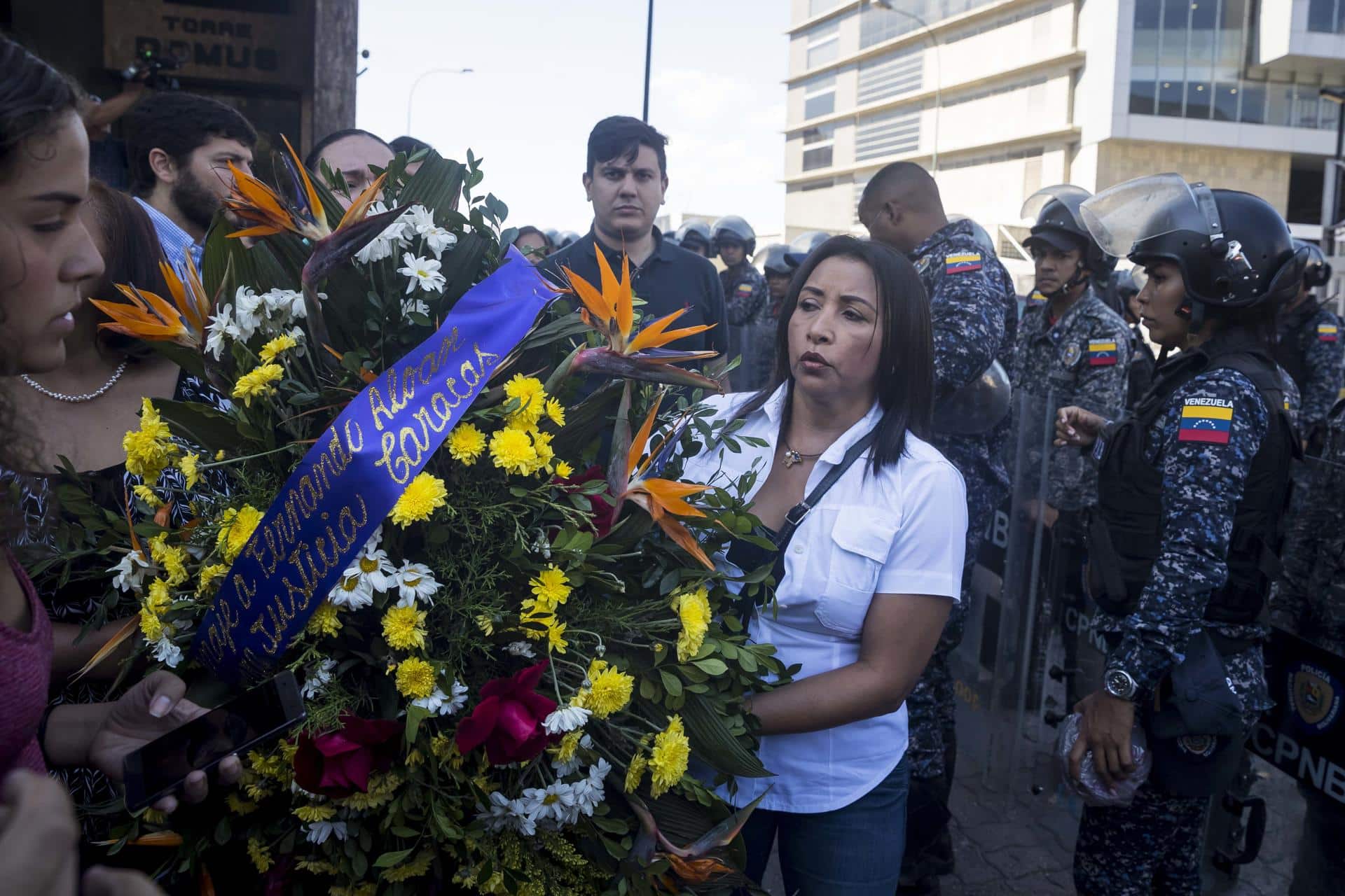 Foto de archivo de diputados y concejales que participan en una ofrenda floral por Fernando Albán en las inmediaciones del edificio del Servicio Bolivariano de Inteligencia (SEBIN). EFE/Miguel Gutiérrez