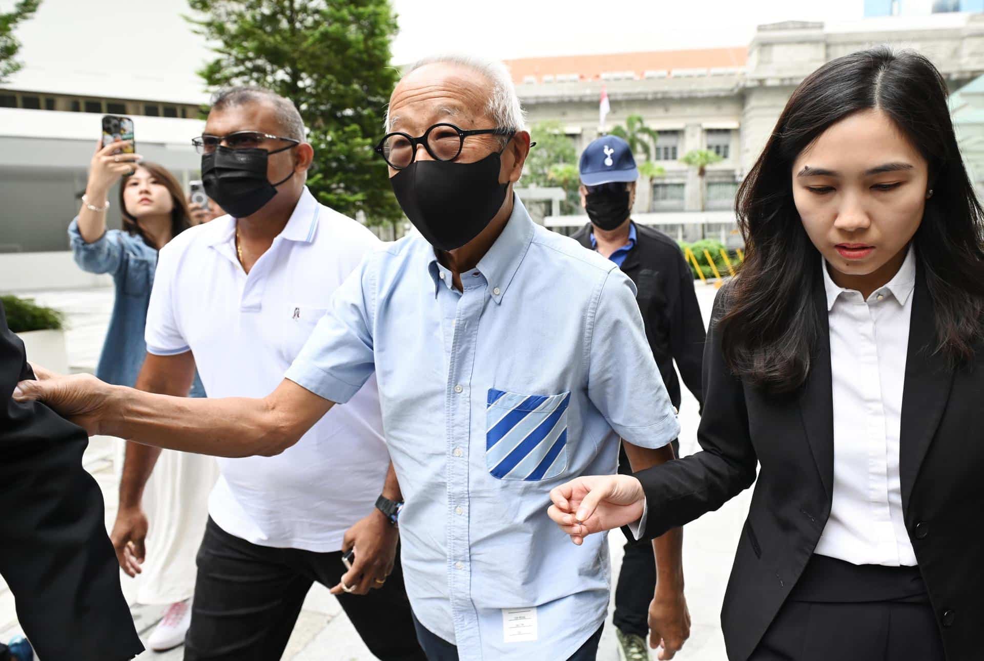 El magnate inmobiliario y responsable del GP de Singapur de Fórmula Uno, Ong Beng Seng (centro), llega este viernes al tribunal de Singapur donde fue acusado de corrupción al entregar regalos de alto valor al exministro de Transporte S. Iswaran. EFE/EPA/SIMON LIM