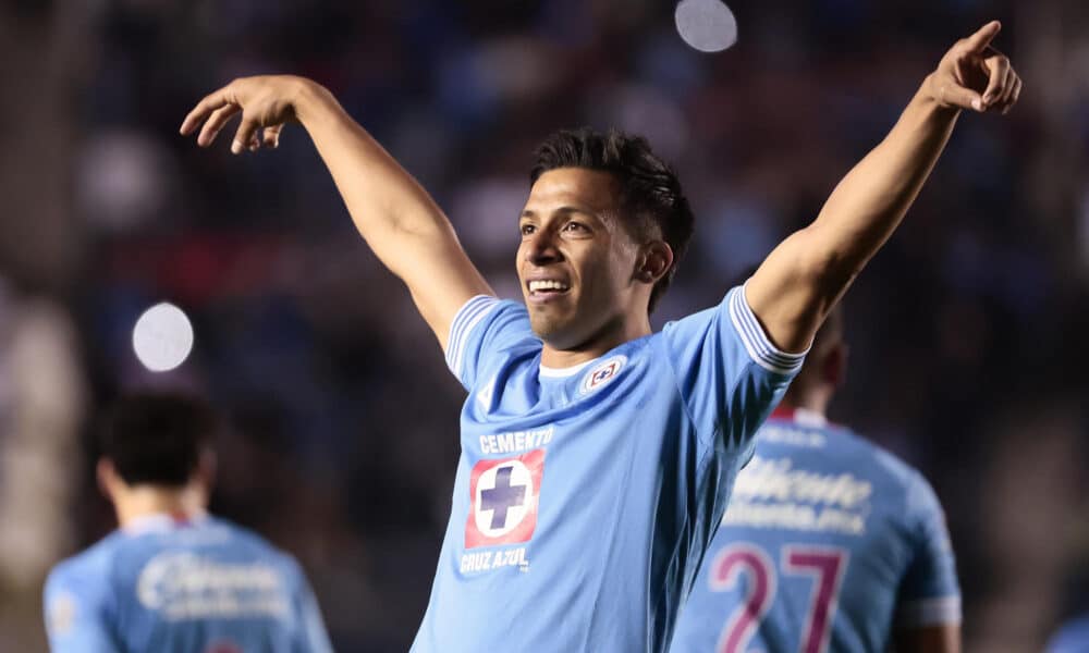 Ángel Sepúlveda de Cruz Azul celebra un gol ante Juárez, este miércoles durante un partido de la jornada 13 del Torneo Apertura del fútbol mexicano, disputado en el Estadio Ciudad de los Deportes, en Ciudad de México (México). EFE/ José Méndez