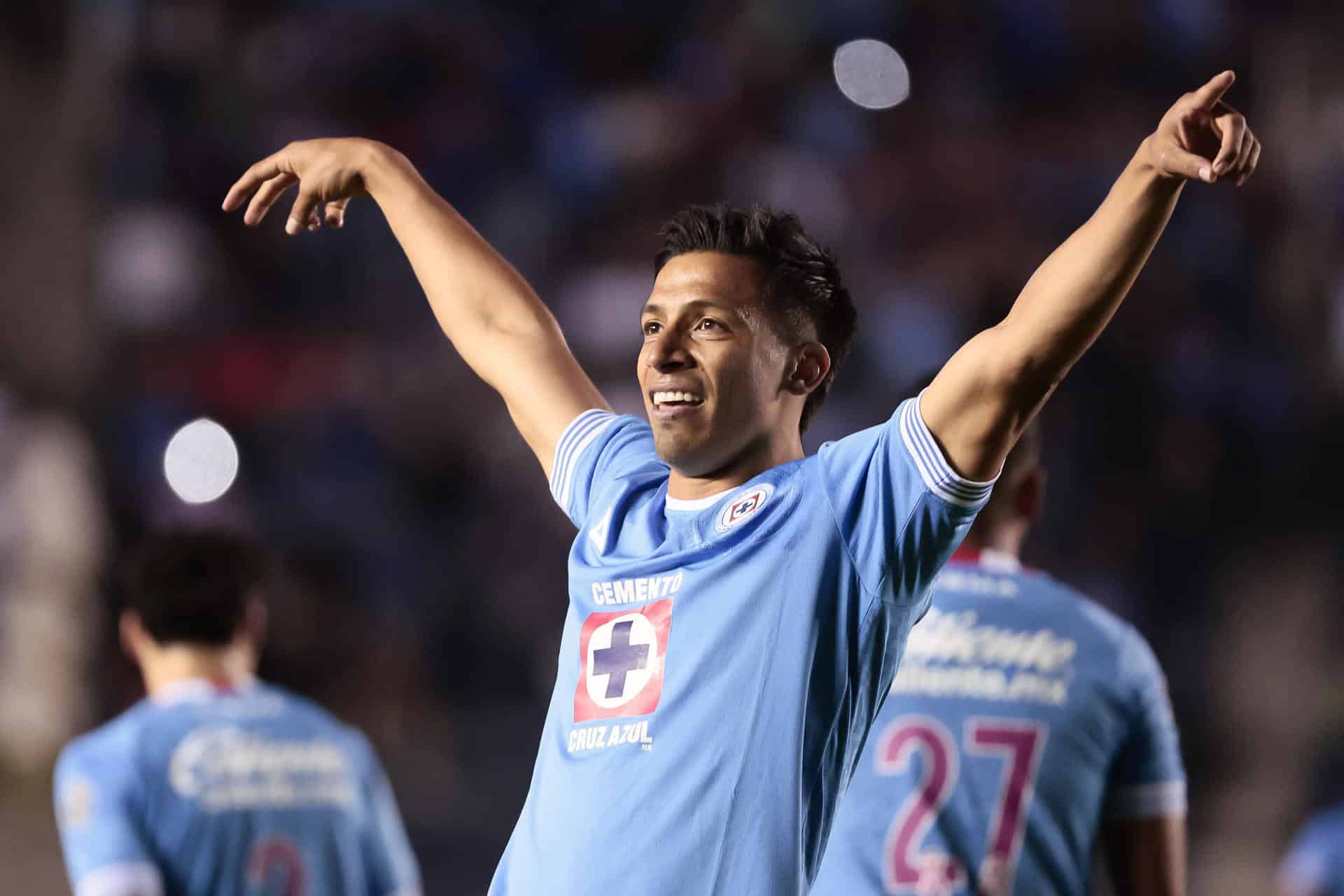 Ángel Sepúlveda de Cruz Azul celebra un gol ante Juárez, este miércoles durante un partido de la jornada 13 del Torneo Apertura del fútbol mexicano, disputado en el Estadio Ciudad de los Deportes, en Ciudad de México (México). EFE/ José Méndez