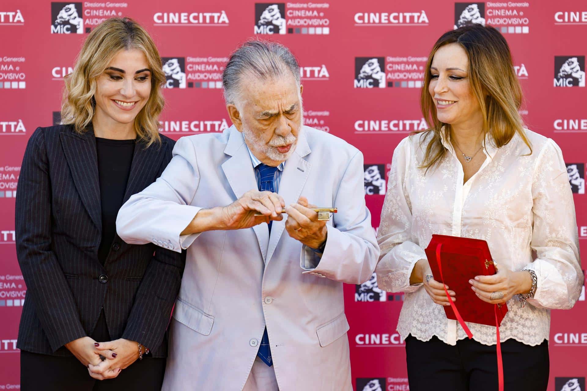 (De izquierda a derecha) La directora general de Cinecitta, Manuela Cacciamani, el director de cine estadounidense Francis Ford Coppola y la subsecretaria del Ministerio de Cultura, Lucia Borgonzoni, durante la inauguración de una calle dedicada a Coppola y la entrega de las llaves de los estudios Cinecitta, en Roma, Italia, el 14 de octubre de 2024. La última película de Coppola, 'Megalopolis', se estrenará el 14 de octubre en el marco de la preapertura del Festival de Cine de Roma que se celebrará del 16 al 27 de octubre de 2024. (Cine, Italia, Roma) EFE/EPA/FABIO FRUSTAC