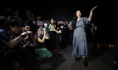 La cantante y compositora chilena, Mon Laferte, posa durante la presentación de su exposición de arte contemporáneo, "Mon Laferte: Autopoiética", este 29 de octubre de 2024, en Santiago (Chile). EFE/ Elvis González