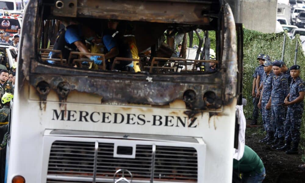 Un autobús escolar con 44 pasajeros, la mayoría niños, se incendió mientras transportaba al grupo de excursión a las afueras de Bangkok y las autoridades temen hasta 25 muertes tras registrar a 19 supervivientes. EFE/EPA/NARONG SANGNAK