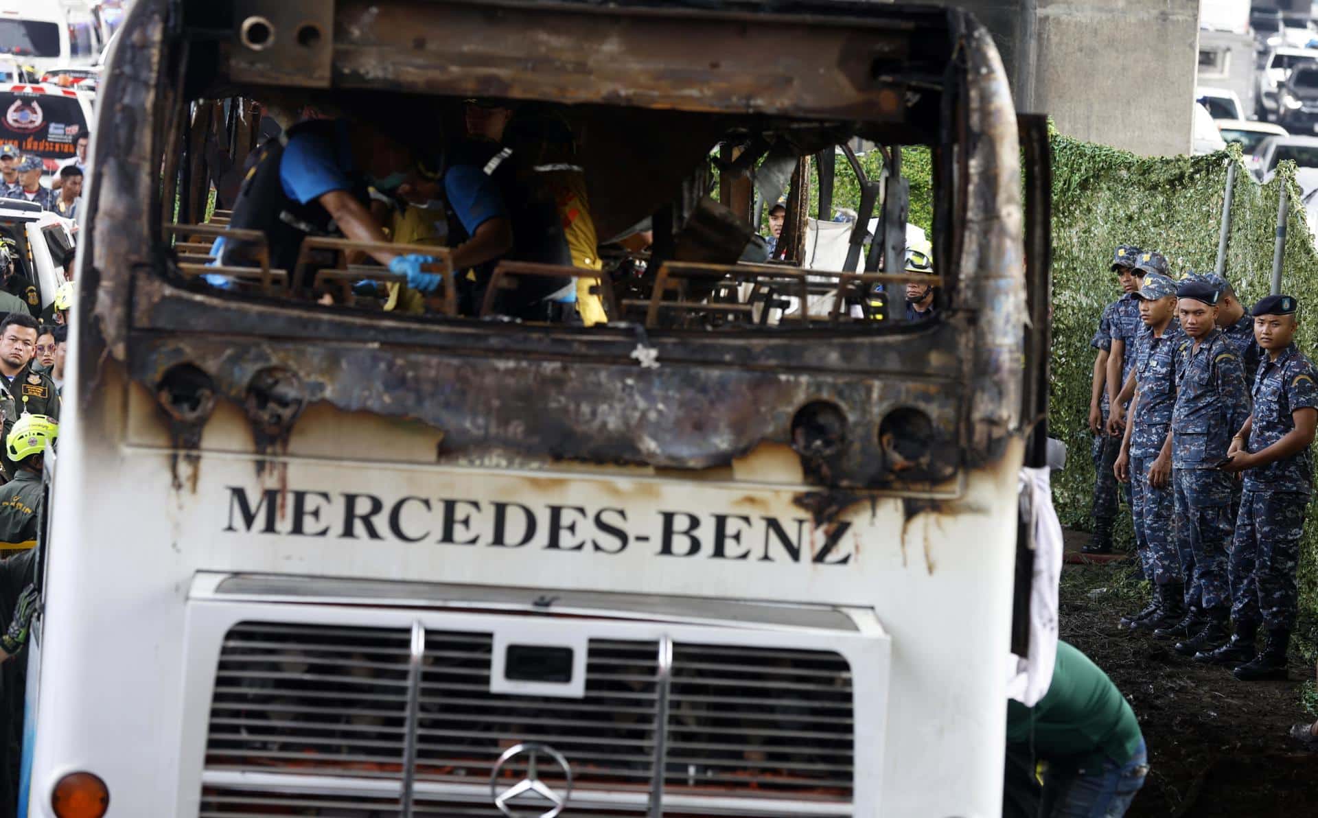 Un autobús escolar con 44 pasajeros, la mayoría niños, se incendió mientras transportaba al grupo de excursión a las afueras de Bangkok y las autoridades temen hasta 25 muertes tras registrar a 19 supervivientes. EFE/EPA/NARONG SANGNAK